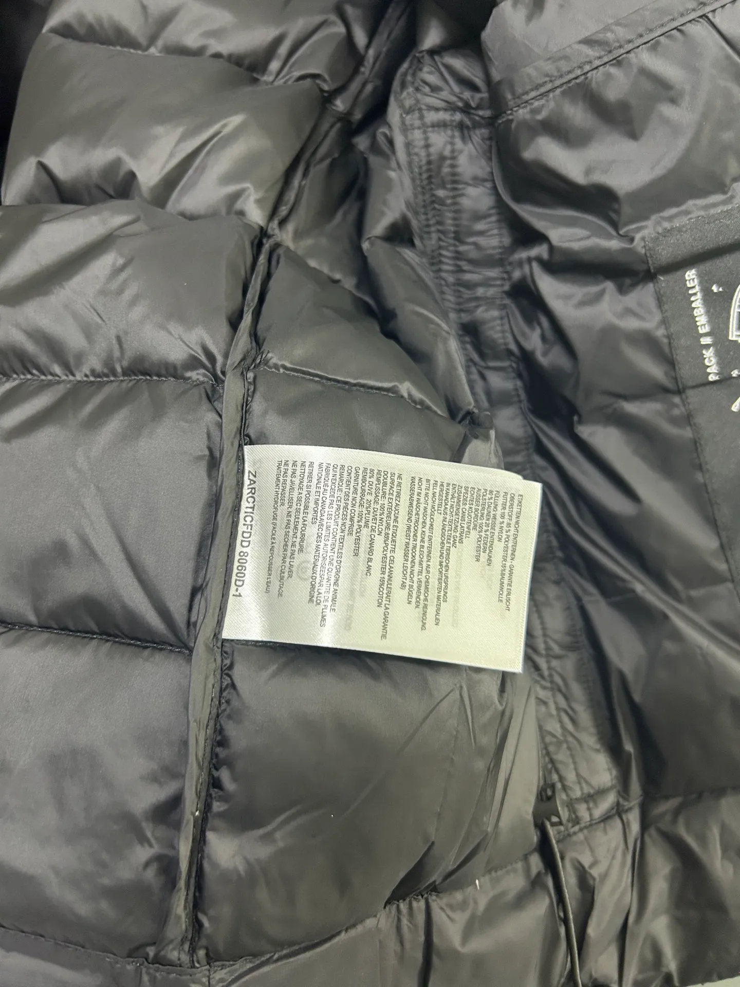 P660 CANADA GOOSE Canada Goose Crofton solid color hooded zipper outdoor warm rib down jacket 90 down filling 750 fill power Tajima embroidery white duck down short lightweight hooded down jacket jacket small zipper pocket on the chest side for storing things The Thorium AR hooded model is versatile, durable and warm. It can be used as a mid-layer in winter and winter, or worn alone. It can also be easily worn with hard-shell clothing in cold environments.     The fabric has been improved with AratoTM30 nylon fabric with fine texture, which is super warm and very wear-resistant. It is also treated with DWR, which can effectively prevent water and moisture.     DownCompositeMapping zone filling technology can reasonably allocate down insulation and synthetic insulation areas. The simple design of StormHoodM is made of synthetic insulation materials. Zippered hand pockets, inner zipper pockets. Combination of technology and technology. Lightweight and warm. Three-dimensional tailoring. Hooded design. Complete three-label accessories. What you see is what you get. Same style for men and women. Color: off-white. Size: M-3XL.
